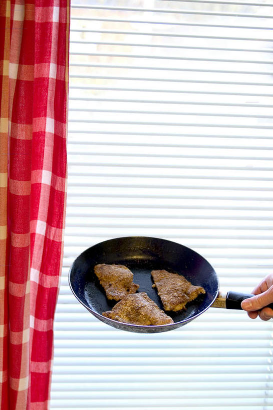 西方人,一个人,站,竖图,室内,白天,窗户,厨具,欧洲,欧洲人,仅一个男性,仅一个人,握,百叶窗,肉,拿,拿着,猪肉,肉类,仅一个年轻男性,背面,站着,握着,煎锅,肉食,豚肉,男人,男性,年轻男性,白种人,储藏用具,站立,半身,彩图