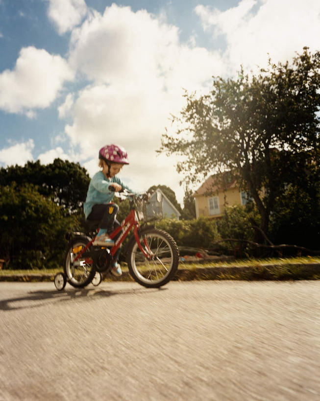 西方人,儿童,一个人,坐,竖图,室外,白天,仰视,锻炼,纯洁,运动,草地,草坪,植物,道路,路,公路,自行车,帽子,瑞典,欧洲,欧洲人,仅一个女性,仅一个人,一辆,阴影,光线,头盔,影子,云,云朵,交通,云彩,车,脚踏车,草,树,树木,一个,小孩,蓝色,绿色,白云,蓝天,天空,阳光,自然,安全帽,交通工具,天,仅一个小孩,可爱,童年,童趣,生长,成长,斯堪的纳维亚,自然风光,载具,北欧,斯堪的纳维亚半岛,骑行,童真,烂漫,无邪,瑞典王国,体育,天真,女孩,女人,女性,白种人,孩子,马路,坐着,彩图,低角度拍摄,全身,健身,女生