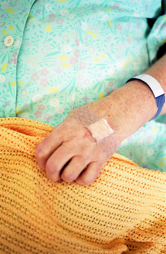 西方人,手,一个人,病人,躺,竖图,俯视,室内,白天,纺织品,欧洲,欧洲人,仅一个女性,仅一个人,一条,阴影,装饰,光线,毛毯,毯子,影子,拿,拿着,纺织,阳光,医疗用品,垫子,温暖,手部,手环,治疗,仅一个老年女性,华丽,修饰,点缀,医疗,医疗设备,胶布,衬托,美观,雅致,雅观,止血,卧着,老年女性,女人,女性,白种人,患者,就医者,绷带,创可贴,躺着,卧,半身,彩图,高角度拍摄