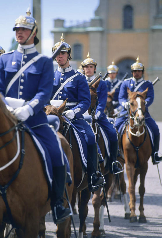 西方人,坐,竖图,室外,白天,正面,制服,建筑,马,野生动物,瑞典,欧洲,欧洲人,五个人,许多,阴影,光线,影子,许多人,注视,五匹,衣服,蓝色,蓝天,天空,阳光,动物,天,观察,看,一群人,运输,牲畜,观看,军人,察看,军装,斯堪的纳维亚,关注,北欧,斯堪的纳维亚半岛,军服,修建,骑行,修筑,瑞典王国,男人,男性,年轻男性,白种人,坐着,半身,彩图