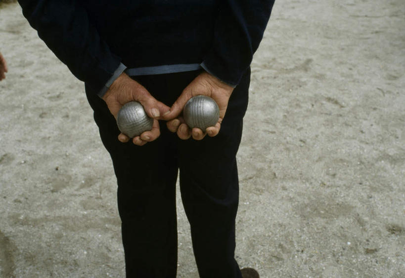 西方人,手,一个人,站,横图,俯视,室外,特写,白天,欧洲,欧洲人,双手,仅一个男性,仅一个人,仅一个中年男性,握,阴影,光线,影子,阳光,保健球,站着,手部,健身球,握着,康复球,老年健身球,男人,男性,中年男性,白种人,站立,半身,彩图,高角度拍摄