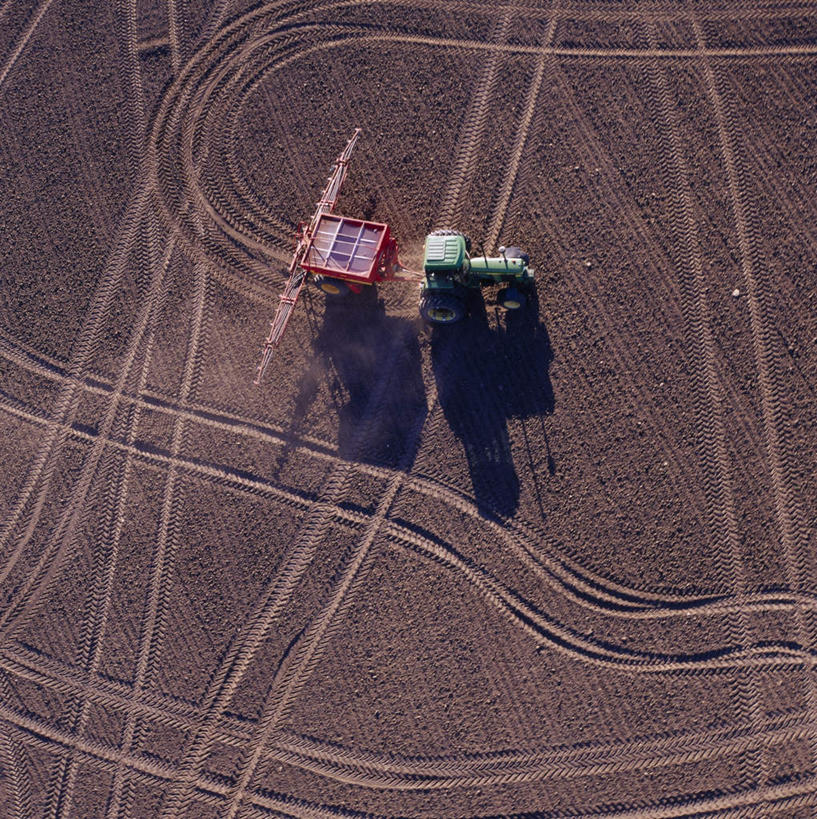 无人,农田,竖图,俯视,航拍,室外,白天,农业,庄稼,农作物,汽车,阴影,丰富,丰收,光线,影子,稻田,褐色,车,一个,阳光,交通工具,机械,成熟,收获,单个,鸟瞰,载具,拖拉机,交通运输,农用机械,谦让,随和,彩图,高角度拍摄,耕地,庄稼田