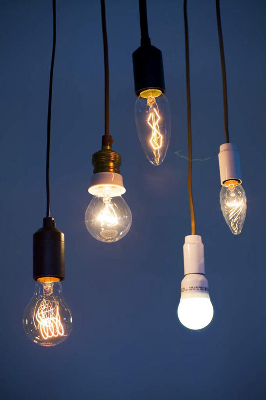 无人,竖图,室内,特写,白天,正面,节能,照明,五个,许多,吊挂,悬挂,阴影,环保,光线,灯泡,影子,灯光,挂,灯,节能灯,灯具,白炽灯,能源,照亮,低碳,照明工具,白炽灯泡,梨形灯泡,荧光灯,梨形,火焰灯泡,尖形灯泡,烛形灯泡,彩图