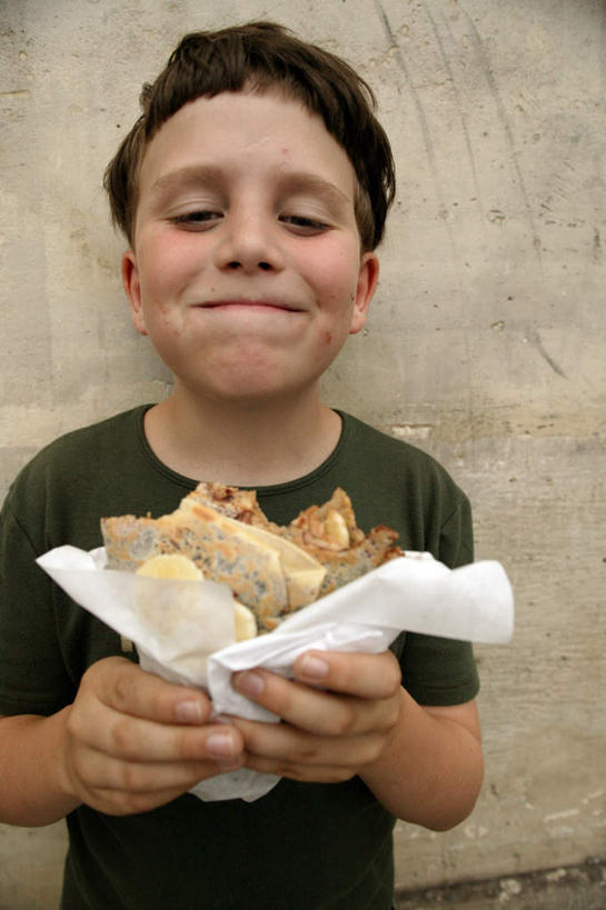 点心,煎饼,西方人,儿童,一个人,站,笑,微笑,竖图,室内,白天,正面,纯洁,欧洲,欧洲人,仅一个男性,仅一个人,握,服装,食品,拿,拿着,注视,休闲装,文化,饼,小吃,食物,糕点,小孩,衣服,甜食,观察,看,站着,仅一个小孩,休闲,休闲服,可爱,童年,童趣,握着,服饰,观看,察看,关注,童真,烂漫,无邪,日式煎饼,天真,男孩,男人,男性,白种人,孩子,站立,半身,彩图,男生