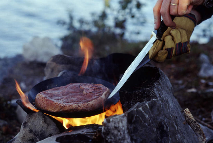 西方人,手,一个人,横图,俯视,室外,特写,白天,爱情,旅游,度假,烹饪,热情,安全,厨具,火,金属制品,欧洲,欧洲人,仅一个男性,仅一个人,一把,一堆,一块,握,堆叠,堆积,朦胧,模糊,金属,木制,锅子,火焰,木材,肉,刀具,防护,浪漫,燃烧,拿,隔热手套,微波炉手套,拿着,注视,娱乐,锅,肉类,木柴,装饰品,仅一个年轻男性,一个,戒指,木制品,饰品,手套,首饰,刀,观察,看,享受,休闲,手部,恩爱,放松,握着,木料,单个,锅具,观看,堆,保护,信物,察看,火堆,权利,关注,肉食,烹饪用具,手饰,厨房手套,隔热,男人,男性,年轻男性,白种人,烹调用具,烹调,半身,彩图,高角度拍摄,匕首