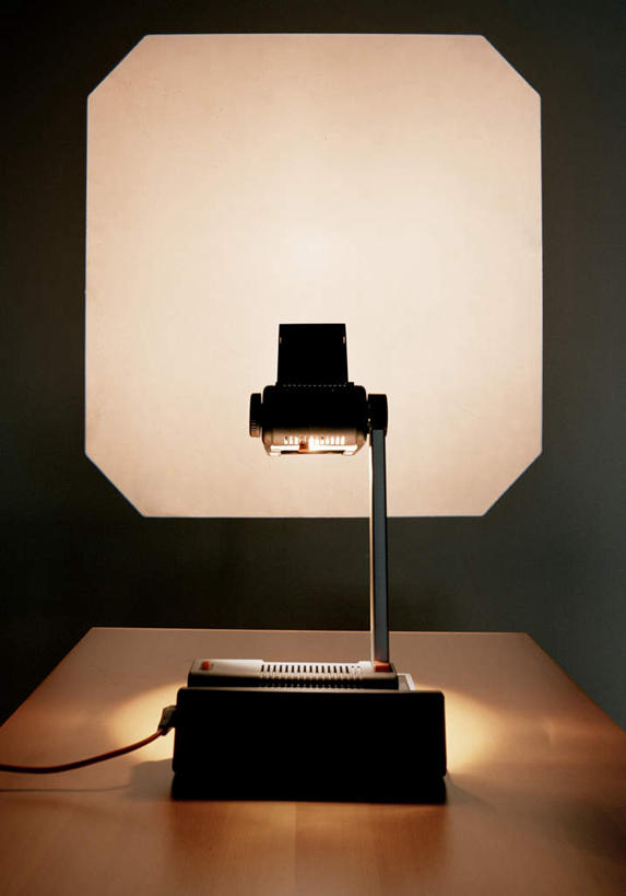 无人,竖图,室内,白天,正面,桌面,桌子,阴影,光线,木制,影子,灯光,办公用品,布置,一个,木制品,单个,办公设备,安排,投影机,输出设备,安顿,安放,安置,彩图