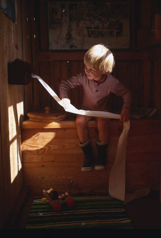 西方人,儿童,头发,一个人,坐,笑,微笑,露齿笑,竖图,室内,白天,侧面,游戏,卫生间,浴室,玩具,欧洲,欧洲人,仅一个男性,仅一个人,握,阴影,服装,光线,木制,草纸,影子,拿,玩,拿着,休闲装,娱乐,一个,小孩,衣服,木制品,仅一个小孩,休闲,游玩,休闲服,金色,益智,握着,服饰,单个,活动,卷筒纸,发泄,消遣,智力,宣泄,厕纸,顽耍,男孩,男人,男性,白种人,孩子,淋浴房,玩耍,嬉戏,坐着,彩图,全身,冲凉房,沐浴间,沐浴室,男生