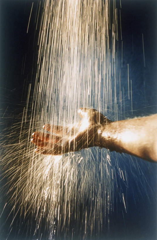 西方人,手,一个人,竖图,室内,白天,正面,水,欧洲,欧洲人,仅一个男性,仅一个人,阴影,飞溅,溅,光线,液体,影子,水滴,水珠,仅一个年轻男性,手部,探索,喷洒,摸索,试探,男人,男性,年轻男性,白种人,半身,彩图