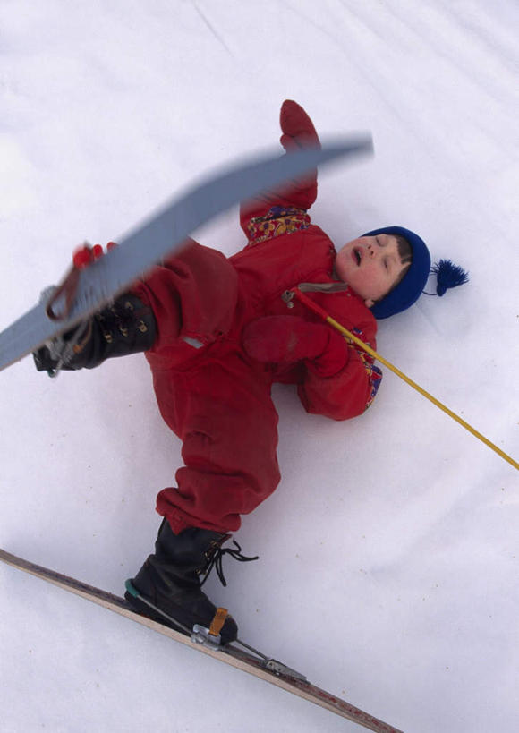 西方人,儿童,一个人,躺,竖图,俯视,室外,白天,雪,大雪,欧洲,欧洲人,仅一个男性,仅一个人,阴影,朦胧,模糊,光线,工具,器材,影子,积雪,雪景,冬季,冬天,运动器械,小孩,阳光,仅一个小孩,器械,健身器械,寒冷,拐杖,滑雪板,滑雪杖,摔倒,健身器材,滑雪装备,跌倒,严寒,辅助设备,卧着,男孩,男人,男性,白种人,孩子,躺着,卧,彩图,高角度拍摄,全身,运动器材,男生