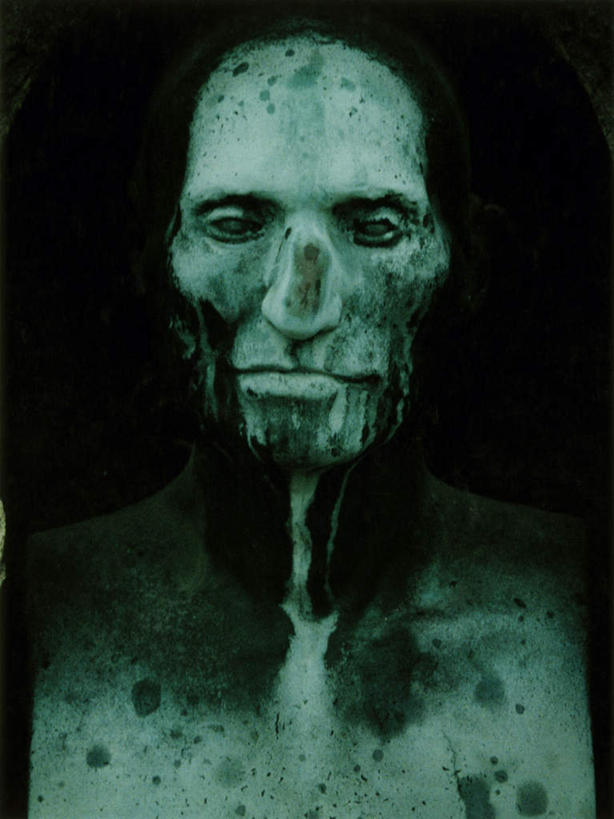 西方人,一个人,无人,站,竖图,室外,白天,正面,欧洲,欧洲人,仅一个男性,仅一个人,黑色背景,注视,仅一个年轻男性,观察,看,站着,观看,惊奇,察看,关注,惊疑,惊异,男人,男性,年轻男性,白种人,站立,半身,彩图