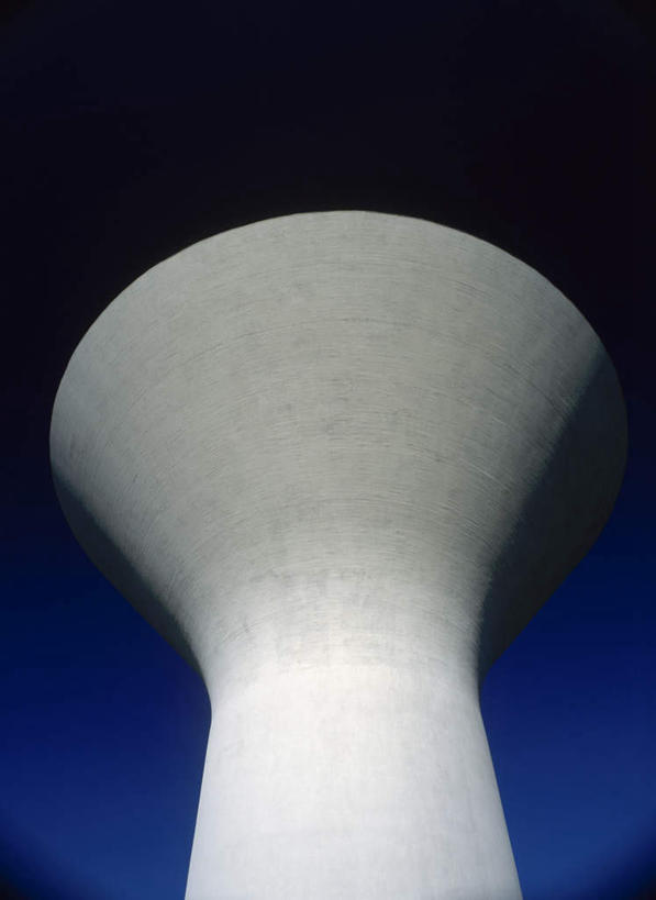 无人,竖图,室外,白天,广角镜头,鱼眼镜头,仰视,旅游,度假,标志建筑,地标,建筑,塔楼,娱乐,建设,一个,蓝色,蓝天,天空,天,享受,休闲,旅游胜地,放松,晴朗,单个,矗立,耸立,万里无云,挺立,晴空,晴空万里,彩图,低角度拍摄