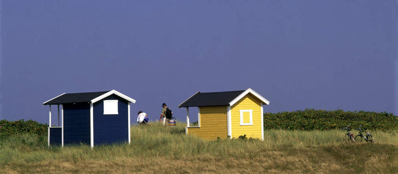 西方人,两个人,家,农场,站,横图,室外,白天,正面,旅游,度假,畜牧业,牧场,草地,草坪,美景,植物,欧洲,欧洲人,阴影,服装,光线,影子,房屋,屋子,景观,注视,休闲装,娱乐,楼房,住宅,草,树,树木,衣服,蓝色,绿色,蓝天,天空,阳光,自然,天,观察,看,站着,享受,休闲,休闲服,景色,放松,服饰,生长,成长,观看,察看,关注,自然风光,畜牧,两幢,牧业,男人,男性,中年男性,白种人,站立,彩图,全身,房子