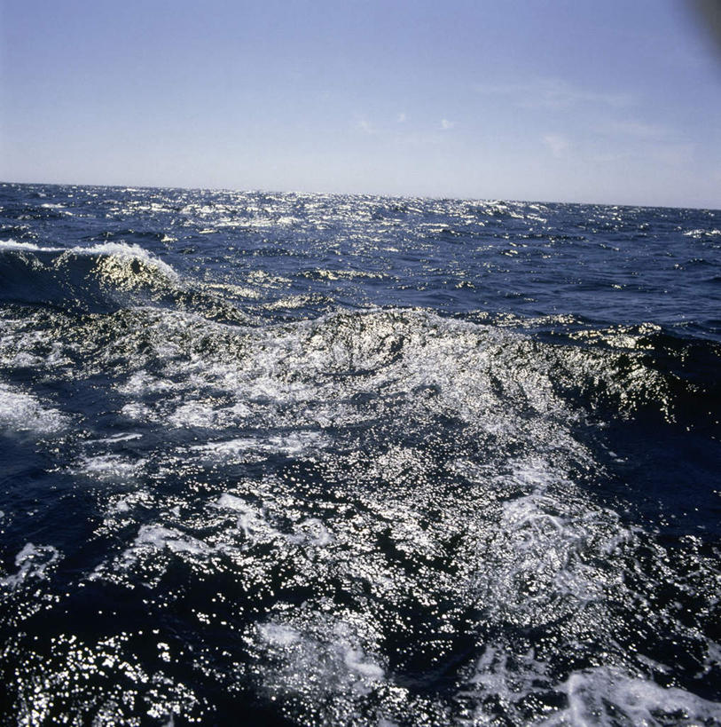 无人,竖图,俯视,室外,白天,旅游,度假,美景,阴影,波纹,光线,影子,景观,水平线,辽阔,海平线,娱乐,蓝色,蓝天,水纹,天空,阳光,自然,波浪,天,享受,休闲,广阔,宽广,景色,放松,一望无际,宽阔,自然风光,广大,无边无际,一马平川,彩图,高角度拍摄,水天相接,水天一线