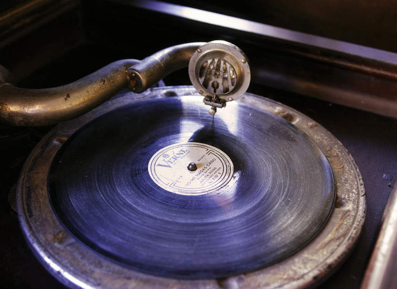 无人,横图,俯视,室内,白天,陶醉,快乐,阴影,古老,光线,影子,唱片,音乐,音乐播放器,一个,阳光,享受,单个,古董,家用电器,古玩,留声机,长久,久长,悠长,悠久,唱片机,彩图,高角度拍摄,播放器,沉醉