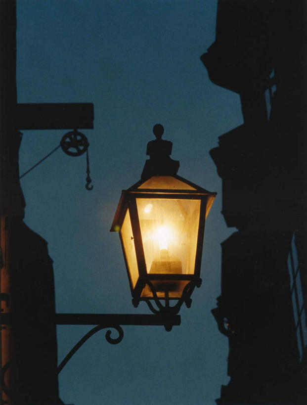 无人,竖图,室外,夜晚,仰视,度假,美景,城市风光,城市,路灯,照明,平静,景观,灯光,背光,古典,娱乐,特色,灯,享受,休闲,景色,安静,放松,宁静,照亮,风格,照明设备,静谧,逆光,沉静,恬静,安祥,僻静,清静,太平,气势,格调,派头,气概,作风,特点,特性,特征,彩图,低角度拍摄