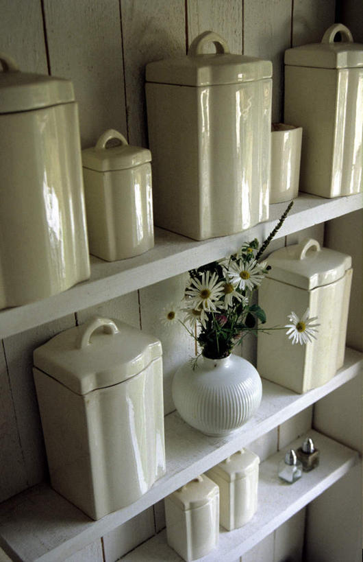 无人,家,竖图,俯视,室内,白天,别墅,厨房,家具,装修,建筑,花瓶,欧式,一排,阴影,整齐,装饰,并列,并排,盛开,光线,便当,影子,陶瓷,房屋,屋子,公寓,灯光,陶瓷制品,豪华,花蕾,建设,现代,装潢,洋房,楼房,架子,住宅,花,花瓣,花朵,鲜花,排列,白色,瓶子,容器,室内装潢,花苞,花蕊,储藏,样板房,明亮,便利,舒适,家居装潢,储存,队列,平行,房屋设计,地中海风格,古典风格,简约风格,室内设计,宽敞,样板房装潢,方便,利便,轻易,设计,彩图,高角度拍摄,房子,灶间,贮存