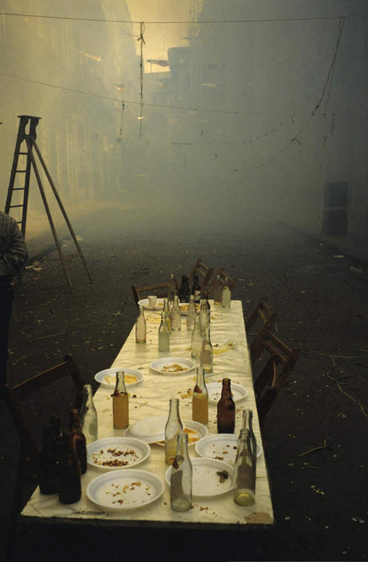 无人,攀登,竖图,俯视,室外,白天,日落,雾,餐桌,桌子,餐具,椅子,朦胧,模糊,平静,碟子,盘,梯子,阶梯,木梯,木椅,晚霞,霞光,落日,小巷,凌乱,玻璃制品,酒瓶,黄昏,盘子,玻璃瓶,瓶子,碟,爬,彩霞,安静,餐台,上升,宁静,迷雾,混乱,静谧,登高,沉静,恬静,安祥,僻静,清静,太平,纷乱,缭乱,庞杂,夕照,冷巷,大雾,夕阳,攀爬,彩图,高角度拍摄,斜阳