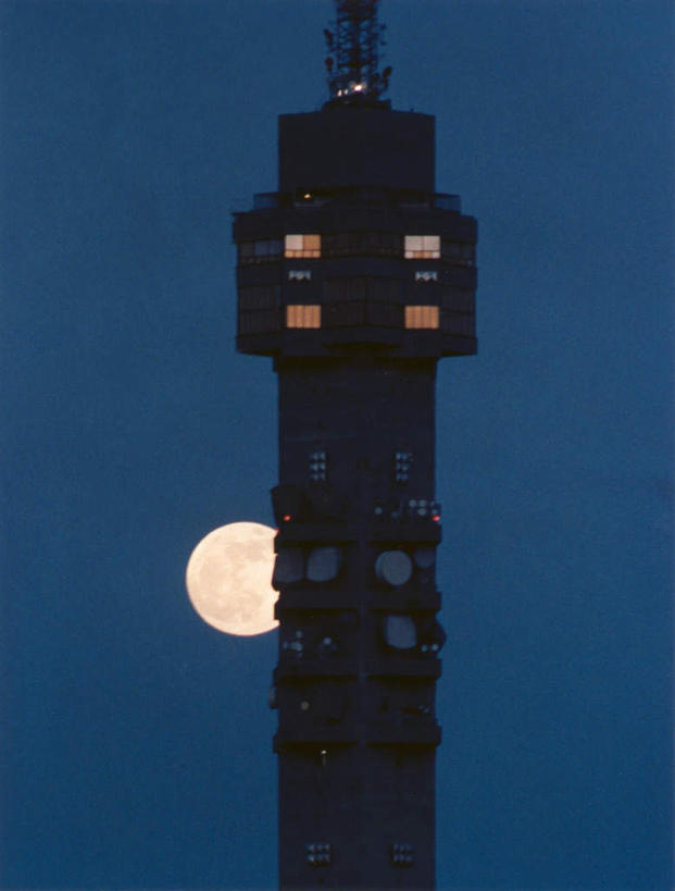 无人,竖图,室外,夜晚,仰视,度假,技术,美景,窗户,城市风光,城市,电视,环保,高耸,景观,月亮,塔,月光,娱乐,玻璃窗,蓝色,绿色,蓝天,天空,液晶电视,天,享受,休闲,景色,放松,清晰,轻薄,能源,晴朗,明亮,回收,资源,彩电,电视塔,利用,便携,低碳,循环,万里无云,皎洁,彩色电视机,持续,挺拔,电视机,晴空,晴空万里,彩图,低角度拍摄,高清,一轮