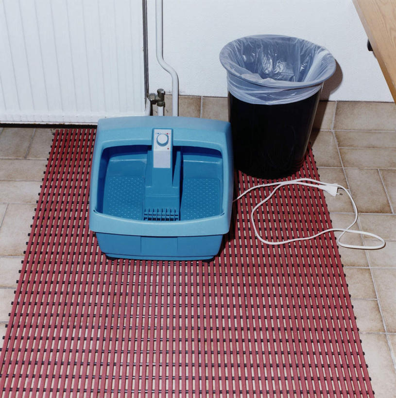 无人,竖图,俯视,室内,特写,白天,按摩,地板,纺织品,环保,装饰,插头,电器,毛毯,毯子,插座,垃圾桶,地面,木地板,纺织,容器,垫子,享受,健康,温暖,保健,能源,储藏,垃圾箱,华丽,修饰,回收,点缀,资源,家用电器,储存,按摩器,插线板,利用,拖线板,低碳,循环,指压,衬托,美观,雅致,雅观,电源转换器,排插,持续,彩图,高角度拍摄,推拿,贮存