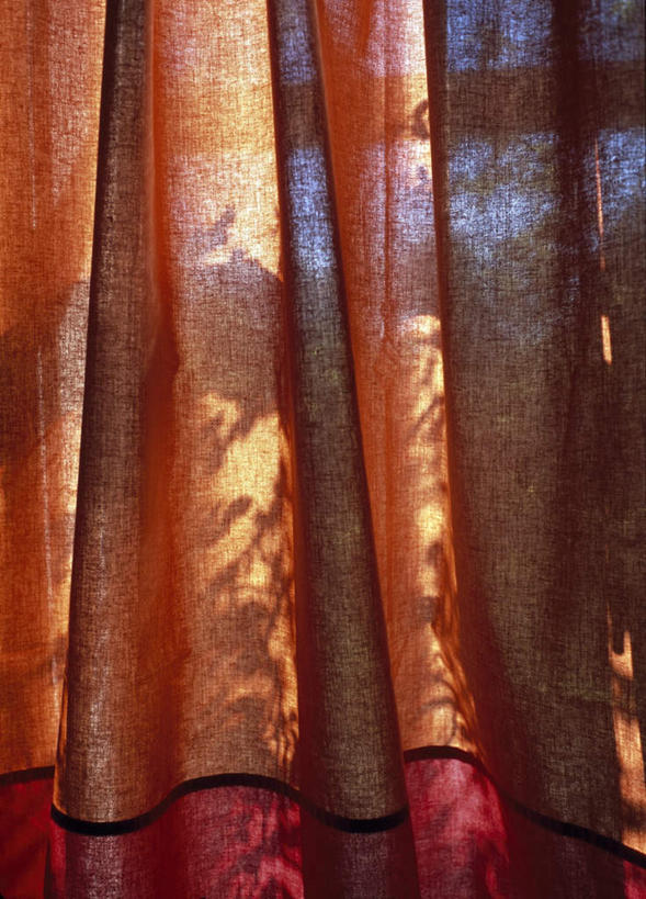 无人,竖图,室内,白天,正面,窗帘,阴影,装饰,光线,影子,黄色,红色,阳光,帘子,遮阳,华丽,修饰,点缀,衬托,美观,雅致,雅观,彩图