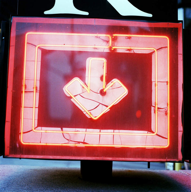 无人,竖图,室外,白天,正面,指示牌,一块,阴影,光线,标志,文字,影子,方向,标识,箭头,红色,蓝色,蓝天,天空,阳光,天,指向,簇,彩图,向下