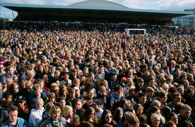 西方人,站,横图,室外,白天,正面,度假,美景,城市风光,城市,欧洲,欧洲人,阴影,光线,影子,景观,云,云朵,许多人,听,云彩,注视,娱乐,蓝色,白云,蓝天,天空,阳光,天,观察,看,站着,一群人,享受,休闲,景色,放松,晴朗,观看,察看,关注,演唱会,歌迷,男人,男性,年轻男性,年轻女性,女人,女性,白种人,晴空,站立,半身,彩图