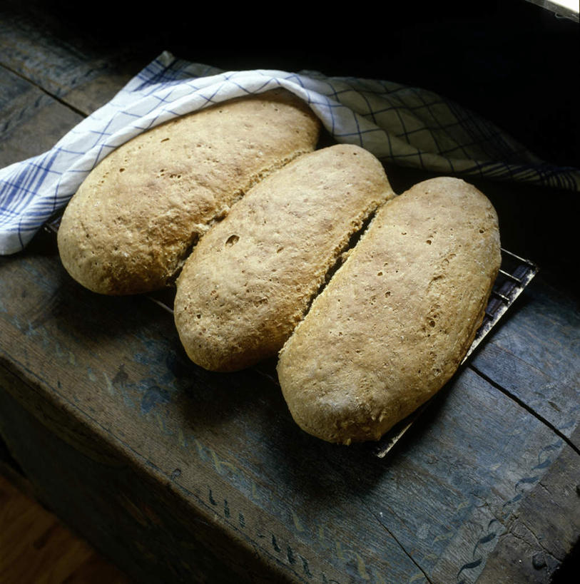 点心,面包,无人,竖图,俯视,室内,特写,白天,厨房,桌面,桌子,三块,一排,阴影,花纹,朦胧,模糊,整齐,光线,纹路,木制,纹理,影子,灯光,食品,面点,食物,糕点,排列,三个,木制品,队列,斑纹,肌理,彩图,高角度拍摄,灶间