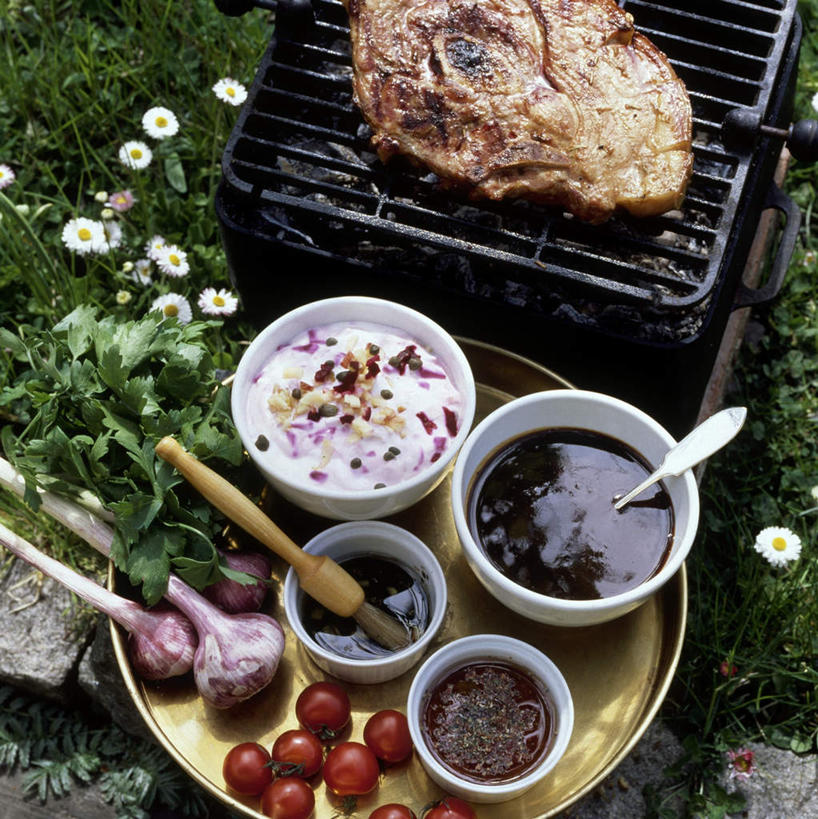 点心,无人,竖图,俯视,室外,白天,烹饪,烧烤,草地,草坪,植物,蔬菜,西红柿,洋葱,餐具,一块,阴影,朦胧,模糊,新鲜,盛开,光线,碟子,盘,影子,勺子,陶瓷,酱料,肉,蘸酱,牛肉,食品,甜点,甜品,烤架,陶瓷制品,烤肉,花蕾,肉类,草,花,花瓣,花朵,鲜花,食物,糕点,绿色,白色,阳光,盘子,容器,调羹,碟,汤匙,碗,甜食,奶油,花苞,花蕊,铁架,有机食品,绿色食品,储藏,乳制品,储存,肉食,激凌,克林姆,淇淋,圆葱,洋葱头,球葱,番茄,烹调,彩图,高角度拍摄,贮存