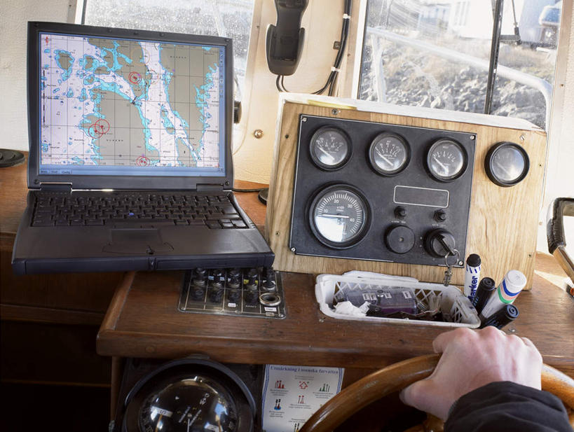 西方人,手,一个人,站,横图,室内,白天,正面,电脑,笔记本电脑,显示器,轮船,船,欧洲,欧洲人,仅一个男性,仅一个人,一艘,朦胧,模糊,网络,木制,标志,屏幕,数字,文字,字符,指针,注视,通讯设备,标识,显示屏,仅一个年轻男性,木制品,交通工具,观察,驾驶,看,行驶,站着,手部,阿拉伯数字,观看,操纵,控制,察看,舵,无线,关注,载具,通信设备,无线网络,仪表盘,无线上网,便携式电脑,输出设备,操控,把持,船长,船主,手提电脑,男人,男性,年轻男性,白种人,站立,半身,彩图