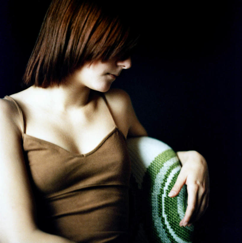 西方人,头发,一个人,坐,竖图,室内,特写,白天,侧面,寂寞,沙发,欧洲,欧洲人,仅一个年轻女性,仅一个女性,仅一个人,阴影,黑色背景,光线,背心,影子,灯光,褐色,棕色,扭头,绿色,转头,遮,遮掩,摄影,影棚,掩盖,遮挡,布艺沙发,遮盖,掩饰,孤单,年轻女性,女人,女性,白种人,坐着,半身,彩图,影棚拍摄,拍摄,寥寂