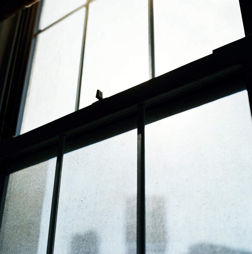 无人,竖图,室内,白天,仰视,窗户,落地窗,一排,关闭,阴影,形状,整齐,并列,并排,平静,光线,影子,灯光,玻璃窗,排列,安静,宁静,队列,封闭,静谧,平行,沉静,形态,外形,恬静,安祥,僻静,清静,太平,彩图,低角度拍摄