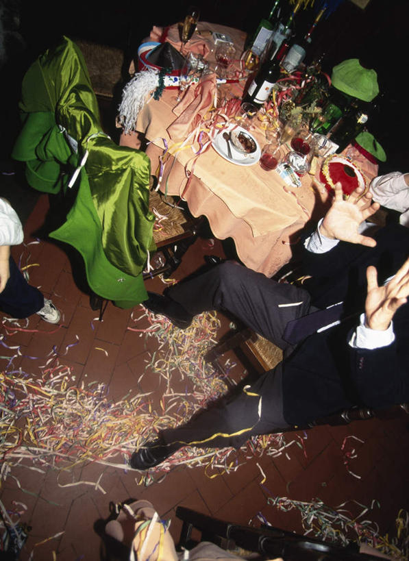 西方人,手,一个人,坐,竖图,俯视,室内,白天,衬衫,西装,聚会,餐桌,桌子,欧洲,欧洲人,仅一个男性,仅一个人,仅一个中年男性,阴影,套装,正装,庆祝,光线,布料,影子,灯光,领带,凌乱,布纹,职业装,桌布,餐巾,台布,手部,肮脏,餐台,庆贺,混乱,祝贺,集会,邋遢,纷乱,缭乱,庞杂,龌龊,污秽,聚首,男人,男性,中年男性,白种人,坐着,半身,彩图,高角度拍摄,衬衣