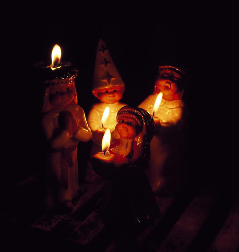 西方人,无人,四个人,捧,笑,微笑,竖图,俯视,室内,特写,白天,静物,蜡烛,雕塑,欧洲,欧洲人,阴影,艺术,装饰,光线,雕刻,雕像,火焰,影子,烛光,燃烧,祝福,虔诚,工艺品,点燃,祈祷,双手合十,四个,摄影,影棚,纪念,美术,主题,感谢,陈列,合十礼,合掌礼,合十,莲华合掌,感恩,功能,美学,陶瓷雕塑,男人,男性,女人,女性,中年男性,中年女性,白种人,端,端着,捧着,手捧,彩图,高角度拍摄,全身,影棚拍摄,拍摄