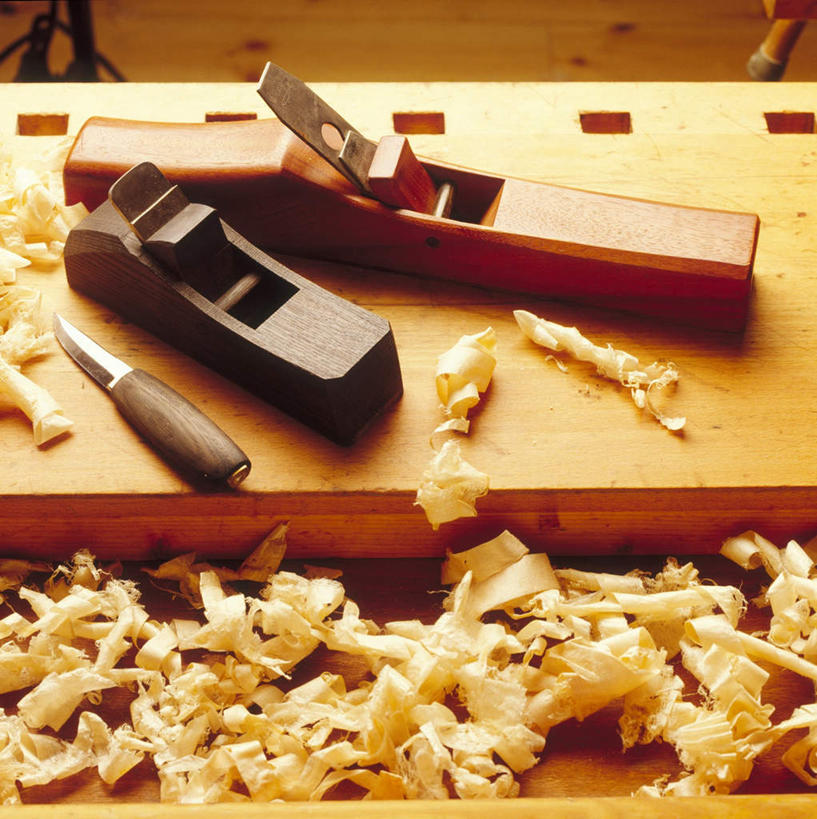 无人,竖图,俯视,室内,特写,白天,摆设,装修,桌子,静物,一堆,阴影,堆叠,堆积,光线,木制,工具,木屑,影子,办公桌,灯光,凌乱,设备,三个,木制品,创意,堆,刨子,混乱,装备,创新,碎屑,刨花,新意,纷乱,缭乱,庞杂,对象,设置,木工,彩图,高角度拍摄