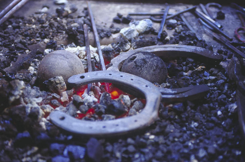 无人,横图,俯视,室内,特写,白天,热情,煤炭,火,金属制品,一堆,阴影,堆叠,堆积,形状,光线,金属,材料,火焰,影子,灯光,燃烧,能源,堆,燃料,马蹄铁,煤,能量,形态,外形,煤矿,矿业,化石燃料,质料,彩图,高角度拍摄