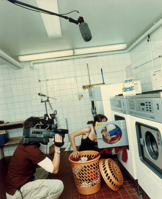 西方人,两个人,蹲,竖图,俯视,室内,白天,欧洲,欧洲人,一排,握,阴影,服装,整齐,光线,便当,电器,桶,影子,塑料,灯光,摄像机,拿,拿着,休闲装,排列,衣服,容器,塑料制品,休闲,休闲服,橙色,摄像,握着,摄影,服饰,洗衣机,摄影机,储藏,塑料桶,便利,家电,家用电器,储存,队列,录像,方便,利便,轻易,男人,男性,年轻男性,年轻女性,女人,女性,白种人,蹲着,清洗,洗涤,半身,彩图,高角度拍摄,贮存