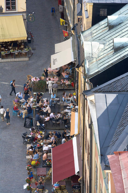 西方人,餐厅,家,商店,坐,走,竖图,俯视,航拍,彩色,室外,白天,度假,美景,城市风光,城市,道路,路,公路,欧洲,欧洲人,阴影,服装,光线,影子,房屋,屋子,景观,小巷,交通,许多人,拥堵,拥挤,休闲装,娱乐,商铺,楼房,住宅,衣服,阳光,一群人,享受,休闲,休闲服,景色,放松,服饰,五颜六色,色彩斑斓,鸟瞰,五彩缤纷,狭窄,五彩斑斓,市肆,商号,局促,狭小,五光十色,冷巷,男人,男性,年轻男性,年轻女性,女人,女性,白种人,马路,步行,散步,走路,坐着,彩图,高角度拍摄,全身,房子,餐馆,店铺,饭店,饭馆