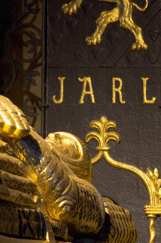 无人,竖图,室外,特写,夜晚,正面,雕塑,阴影,形状,艺术,装饰,光线,英文,标志,雕刻,雕像,文字,影子,字符,字母,灯光,标识,工艺品,墓地,金色,纪念,英文字母,美术,坟墓,陵墓,富贵,主题,陈列,坟场,忠诚,功能,美学,尊敬,富丽,形态,外形,漆雕,名誉,荣华,尊崇,尊重,彩图