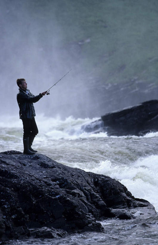 西方人,一个人,站,竖图,室外,白天,侧面,垂钓,礁石,石头,瀑布,水,钓鱼竿,欧洲,欧洲人,仅一个男性,仅一个人,飞溅,溅,石子,液体,水滴,注视,水珠,仅一个年轻男性,观察,看,站着,观看,渔具,察看,关注,喷洒,男人,男性,年轻男性,白种人,钓竿,鱼竿,跌水,礁,石块,岩石,站立,彩图,全身,钓鱼,垂纶
