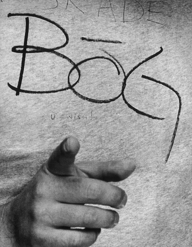 西方人,手,一个人,站,竖图,黑白,室内,特写,白天,正面,欧洲,欧洲人,仅一个男性,仅一个人,指,英文,标志,文字,字符,字母,右手,方向,标识,仅一个年轻男性,手势,站着,手部,英文字母,指向,食指,男人,男性,年轻男性,白种人,站立,半身