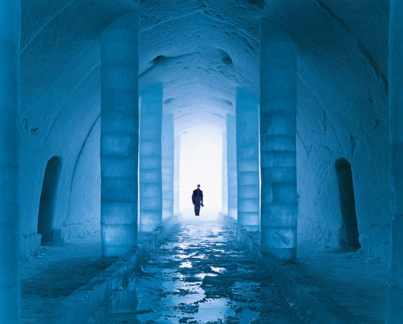 西方人,一个人,走,横图,室内,白天,旅游,度假,美景,雕塑,瑞典,欧洲,欧洲人,仅一个男性,仅一个人,阴影,艺术,装饰,光线,雕刻,雕像,影子,柱子,景观,娱乐,仅一个年轻男性,背面,阳光,自然,工艺品,享受,休闲,景色,放松,寒冷,纪念,美术,冰冷,斯堪的纳维亚,自然风光,北欧,冰雕,斯堪的纳维亚半岛,主题,陈列,功能,美学,严寒,冰凉,酷寒,凛冽,凛凛,极冷,瑞典王国,男人,男性,年轻男性,白种人,步行,散步,走路,彩图,全身