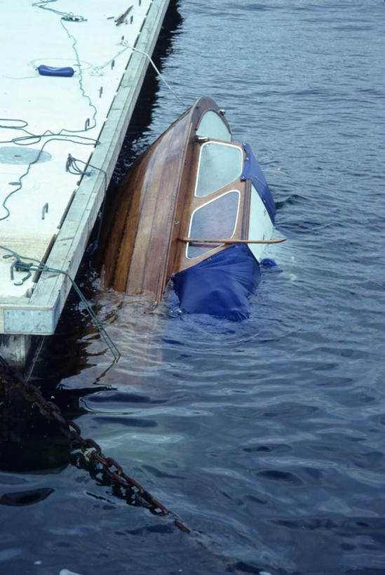 无人,码头,竖图,俯视,室外,白天,海浪,海洋,港口,一艘,阴影,光线,影子,浪花,船只,淹没,阳光,自然,海水,绳子,绳索,灾难,自然风光,埋没,海景,沉没,劫难,磨难,灾祸,大海,风浪,海,海水的波动,近岸浪,涌浪,彩图,高角度拍摄,摆渡口,埠头,渡口,渡头,港湾,海港,货运码头,口岸,商港,灾害