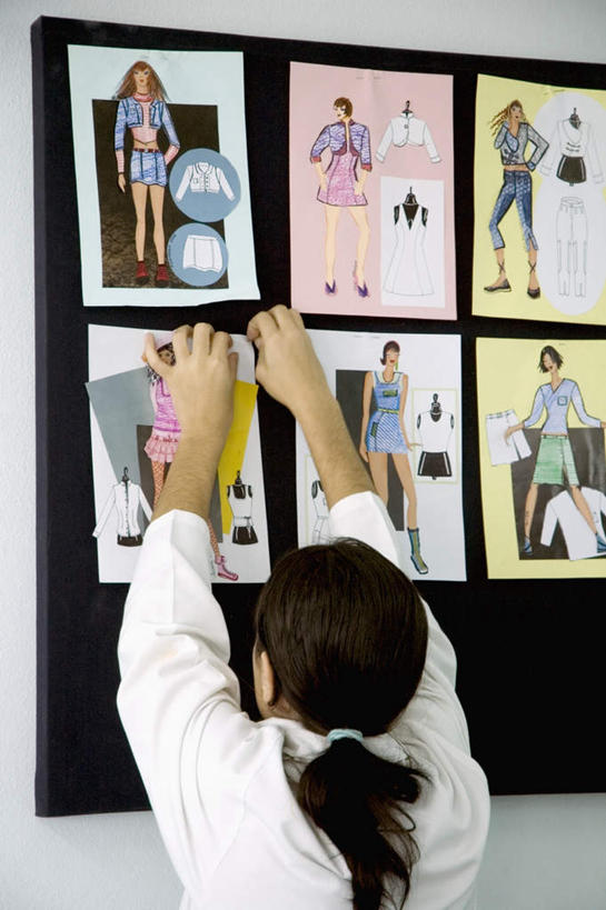 西方人,一个人,站,竖图,室内,白天,欧洲,欧洲人,仅一个年轻女性,仅一个女性,仅一个人,许多,阴影,服装,光线,告示牌,图片,图纸,影子,墙,设计图,拿,拿着,注视,墙壁,墙面,背面,衣服,白色,阳光,观察,看,站着,服饰,观看,察看,衣着,穿着,关注,黏贴,工程图,草图,蓝图,衣饰,年轻女性,女人,女性,白种人,设计,站立,彩图,全身