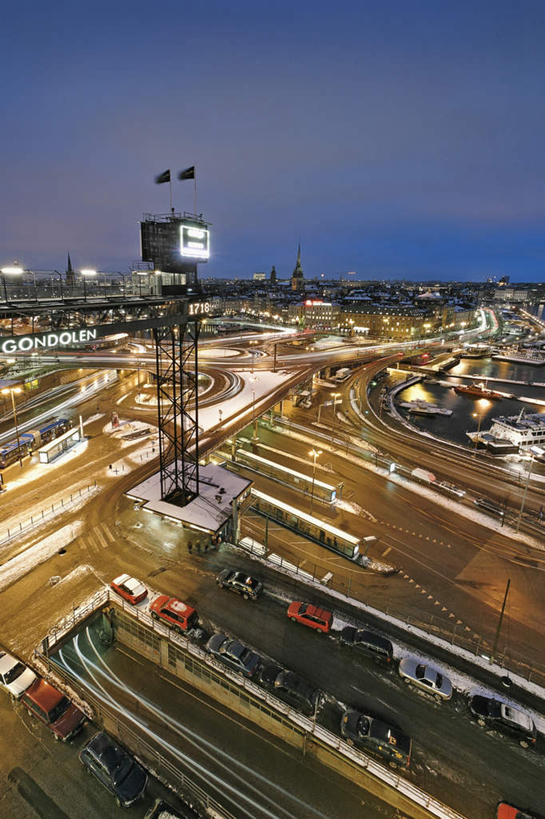 无人,竖图,室外,夜晚,正面,长时间曝光,旅游,度假,美景,道路,路,路灯,公路,汽车,照明,瑞典,欧洲,景观,高架,灯光,交通,首都,娱乐,车,灯,蓝色,蓝天,天空,自然,交通工具,轿车,天,享受,休闲,景色,放松,晴朗,照亮,照明设备,斯堪的纳维亚,自然风光,载具,北欧,斯德哥尔摩,斯堪的纳维亚半岛,曝光,高架桥,高架道路,跨线桥,万里无云,首府,瑞典王国,斯德哥尔摩省,晴空,晴空万里,彩图