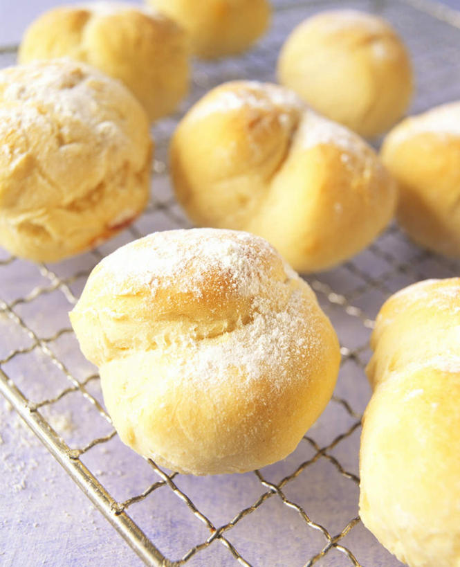 点心,面包,无人,竖图,俯视,室内,特写,白天,烘焙,下午茶,金属制品,一堆,一排,阴影,堆叠,堆积,诱人,整齐,光线,金属,影子,食品,面点,松饼,架子,食物,糕点,排列,黄色,阳光,堆,队列,冷却,冷却架,玛芬蛋糕,彩图,高角度拍摄