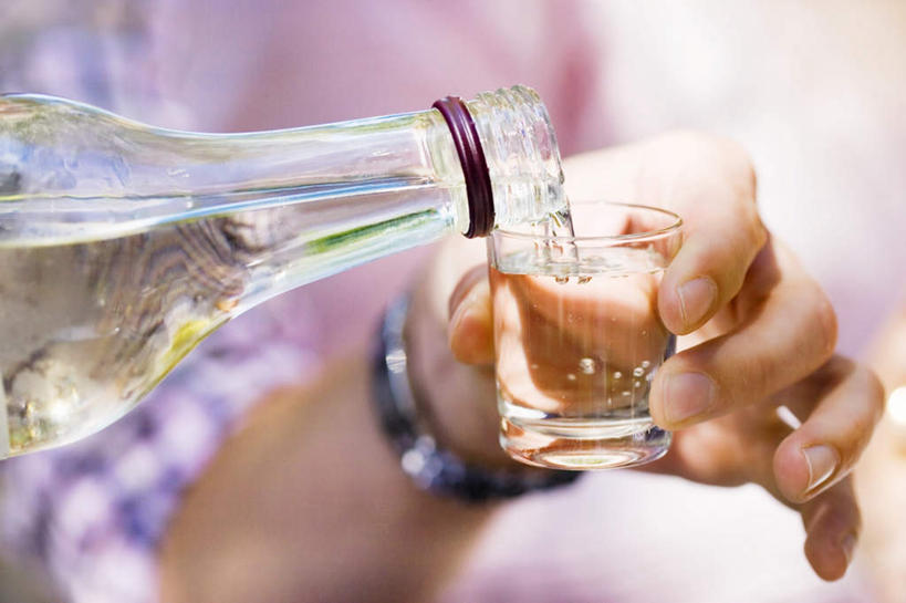 西方人,手,一个人,站,横图,室外,特写,白天,正面,杯子,欧洲,欧洲人,仅一个女性,仅一个人,一块,握,阴影,朦胧,模糊,庆祝,时间,光线,时钟,手表,影子,夏季,拿,计时,拿着,玻璃制品,酒瓶,一只,阳光,玻璃瓶,瓶子,水杯,钟表,夏日,夏天,倒酒,站着,仅一个中年女性,手部,表,握着,腕表,庆贺,祝贺,炎天,女人,女性,中年女性,白种人,玻璃杯,钟,站立,半身,彩图