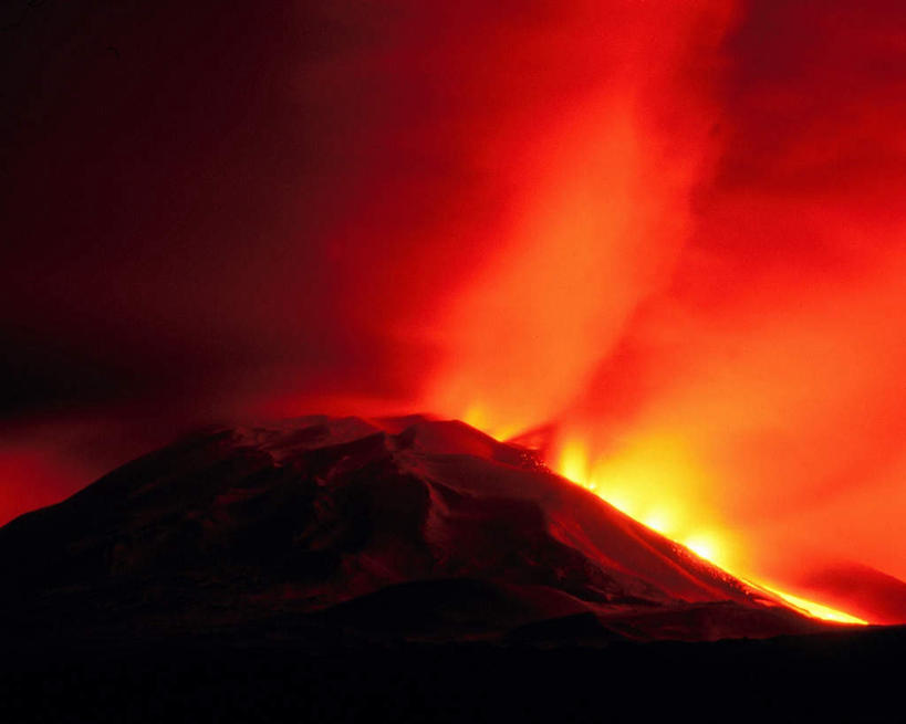 无人,横图,室外,白天,正面,旅游,度假,爆炸,火山,石头,美景,山,山脉,欧洲,阴影,光线,石子,影子,景观,山峰,山峦,娱乐,黄色,红色,天空,阳光,自然,群山,天,享受,休闲,橙色,景色,放松,斯堪的纳维亚,自然风光,北欧,斯堪的纳维亚半岛,毁灭,爆发,消灭,暴发,发作,扑灭,覆灭,活火山,石块,死火山,休眠火山,岩石,彩图