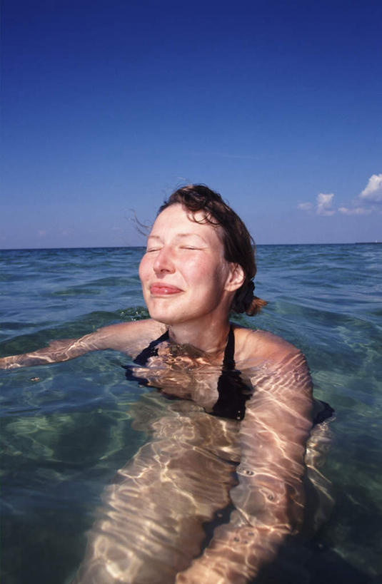 游泳,西方人,一个人,闭眼,竖图,室外,白天,正面,泳装,比基尼,旅游,度假,美景,欧洲,欧洲人,仅一个女性,仅一个人,阴影,光线,影子,景观,水平线,水中,云,云朵,辽阔,海平线,云彩,娱乐,蓝色,黑色,白云,蓝天,天空,阳光,自然,天,仅一个中年女性,享受,休闲,广阔,景色,放松,晴朗,一望无际,自然风光,无边无际,一马平川,女人,女性,中年女性,白种人,晴空,闭眼睛,闭着眼,闭着眼睛,半身,彩图,三点式,泳衣,水天相接,水天一线