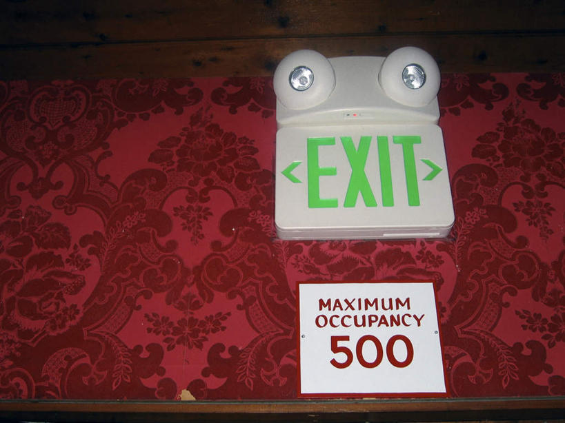 无人,横图,室内,白天,正面,出口,红色背景,英文,标志,数字,文字,字符,字母,标识,红色,绿色,指示,阿拉伯数字,英文字母,彩图