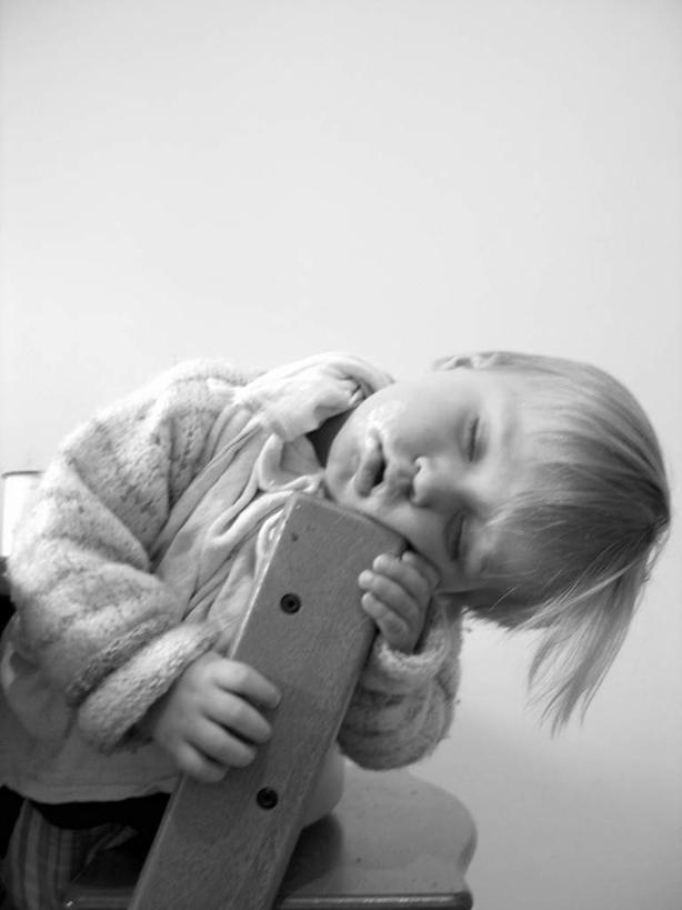 西方人,婴儿,儿童,一个人,坐,闭眼,睡,竖图,黑白,室内,白天,正面,纯洁,欧洲,欧洲人,仅一个人,握,拿,拿着,小孩,可爱,握着,活泼,宝宝,纯真,烂漫,无邪,伶俐,天真,白种人,孩子,闭眼睛,闭着眼,闭着眼睛,困,困觉,寝息,睡觉,坐着,半身